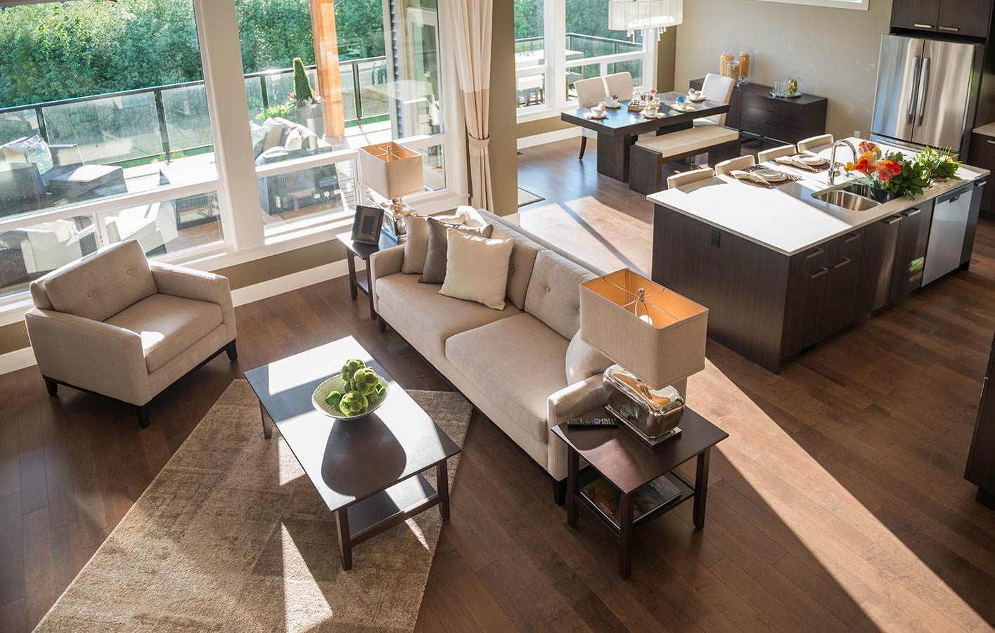 Holzboden oder Parkettboden im modernen Wohnzimmer Blick von oben ins Wohnzimmer mit Holzboden