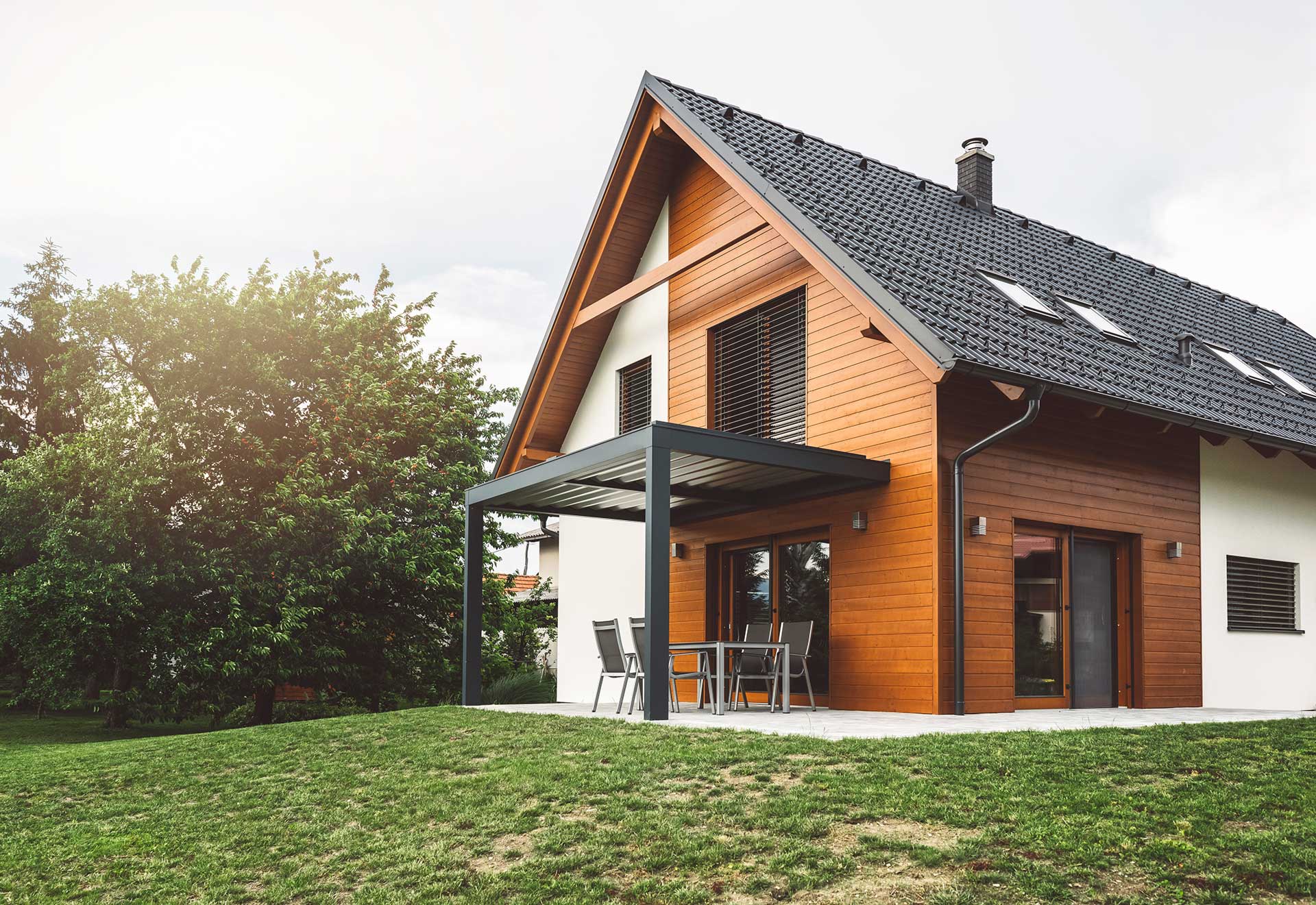Modernes Einfamilienhaus mit Teilholzfassade